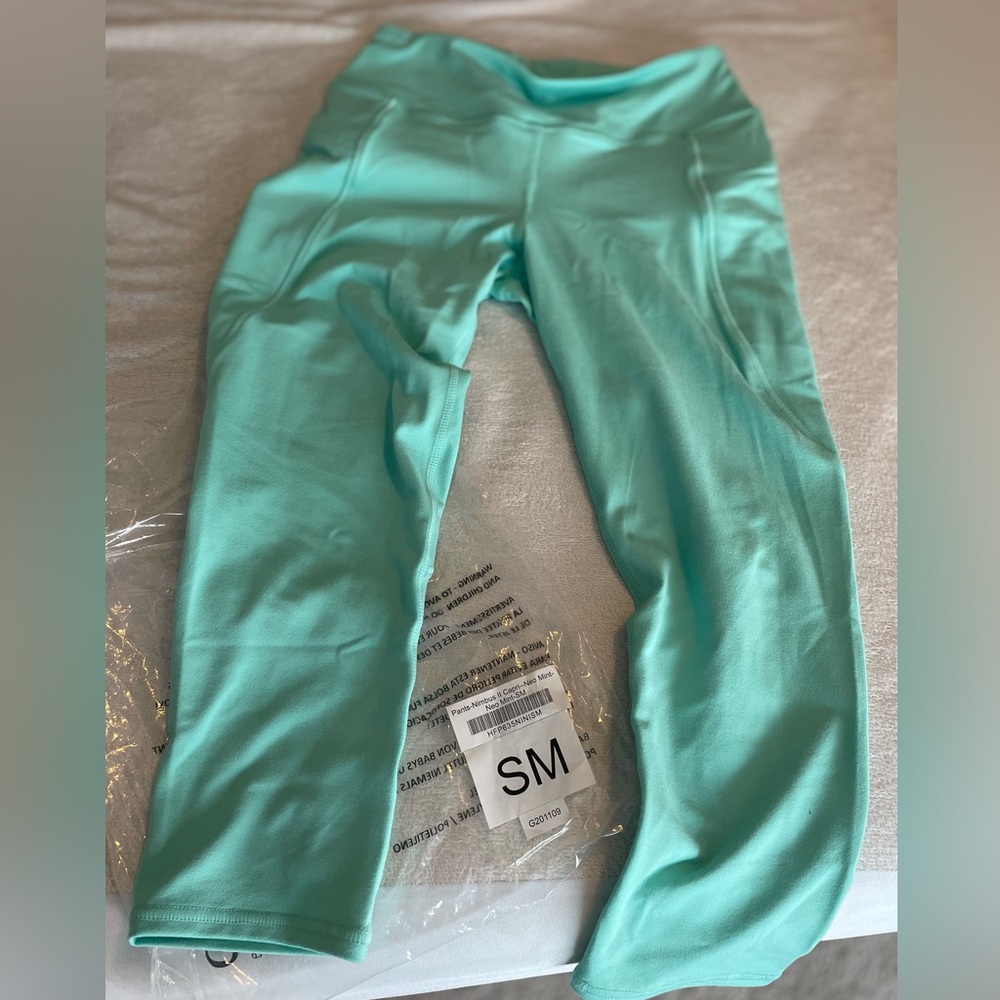 NWT Hylete Nimbus II Capris- size small; mint color